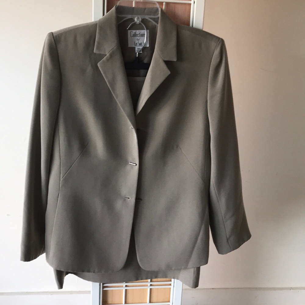 Women’s Collections for Le Suit skirt set.
